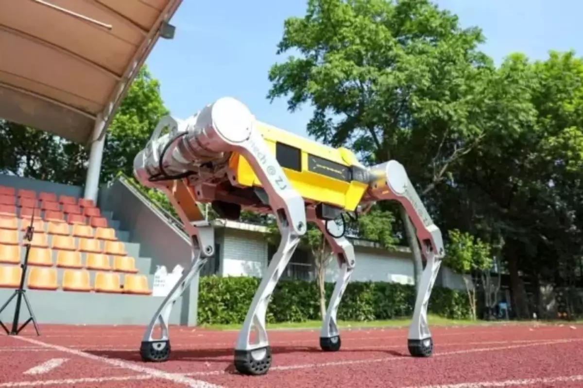 Çinli Robot, 100 metreyi 16,33 saniyede koşarak rekor kırdı